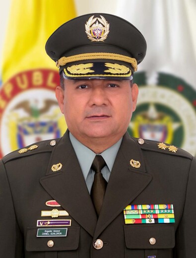 El general José Gualdrón es el nuevo comandante de la Policía de Bogotá 1 El general José Gualdrón es el nuevo comandante de la Policía de Bogotá Este martes, tras una ceremonia en la Plaza de Bolívar, el brigadier general José Daniel Gualdrón Moreno se convirtió oficialmente en el nuevo comandante de la Policía Metropolitana de Bogotá (Mebog).