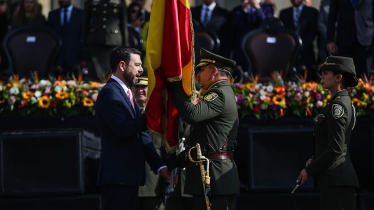 El general José Gualdrón es el nuevo comandante de la Policía de Bogotá 10 El general José Gualdrón es el nuevo comandante de la Policía de Bogotá Este martes, tras una ceremonia en la Plaza de Bolívar, el brigadier general José Daniel Gualdrón Moreno se convirtió oficialmente en el nuevo comandante de la Policía Metropolitana de Bogotá (Mebog).