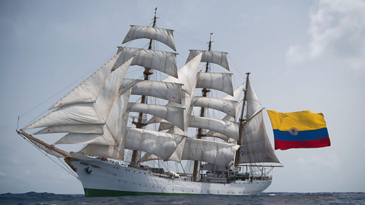 El imponente Buque Gloria El Buque Escuela ARC Gloria no duerme mientras está en altamar. Tres guardias conformadas por la tercera parte del total de la tripulación, que está integrada por unas 70 personas, se rotan cada cuatro horas la conducción del buque escuela de la Armada Nacional, que es considerado el embajador del país por los mares del mundo.