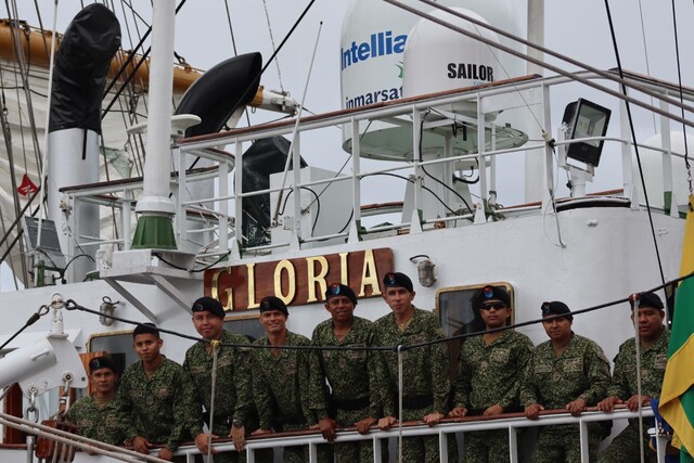 El imponente Buque Gloria El Buque Escuela ARC Gloria no duerme mientras está en altamar. Tres guardias conformadas por la tercera parte del total de la tripulación, que está integrada por unas 70 personas, se rotan cada cuatro horas la conducción del buque escuela de la Armada Nacional, que es considerado el embajador del país por los mares del mundo.