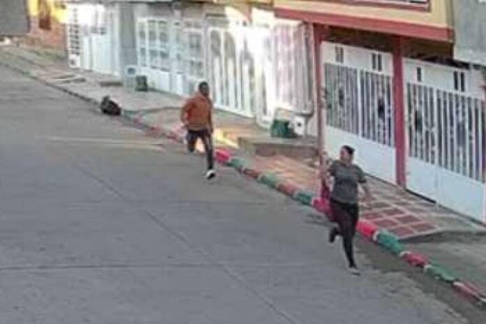 Ella era Diana, la mujer asesinada a machete por su expareja 1 Ella era Diana, la mujer asesinada a machete por su expareja En video quedaron captados los últimos segundos de vida de Diana Carolina Serna, la mujer que fue asesinada, presuntamente por su pareja, en el Valle del Cauca. El agresor, al parecer, acaba de salir de prisión.