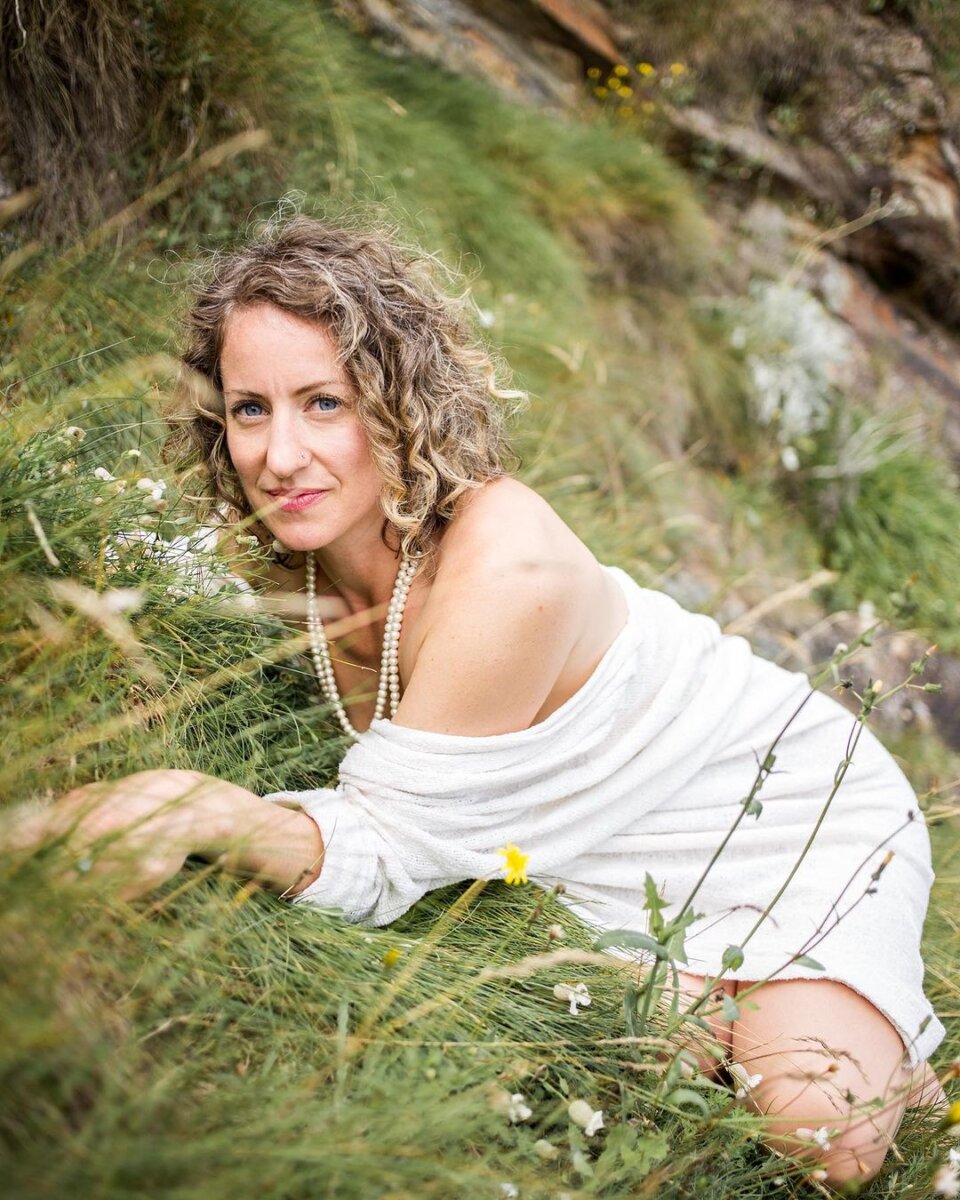 Ella es la mujer que sostiene una relación erótica con un árbol La “relación” entre la mujer y el árbol comenzó durante el confinamiento causado por la pandemia del coronavirus.