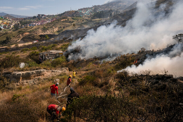 En el corazón de las llamas: combatiendo la emergencia Tras seis días combatiendo el incendio en el cerro El Cable, los bomberos se han ganado el calificativo de héroes. Así es un día de su ardua labor controlando las llamas en un pulmón de la capital.