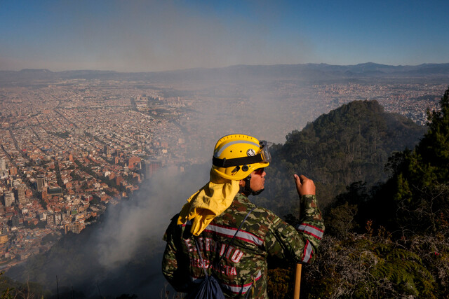 En el corazón de las llamas: combatiendo la emergencia Tras seis días combatiendo el incendio en el cerro El Cable, los bomberos se han ganado el calificativo de héroes. Así es un día de su ardua labor controlando las llamas en un pulmón de la capital.
