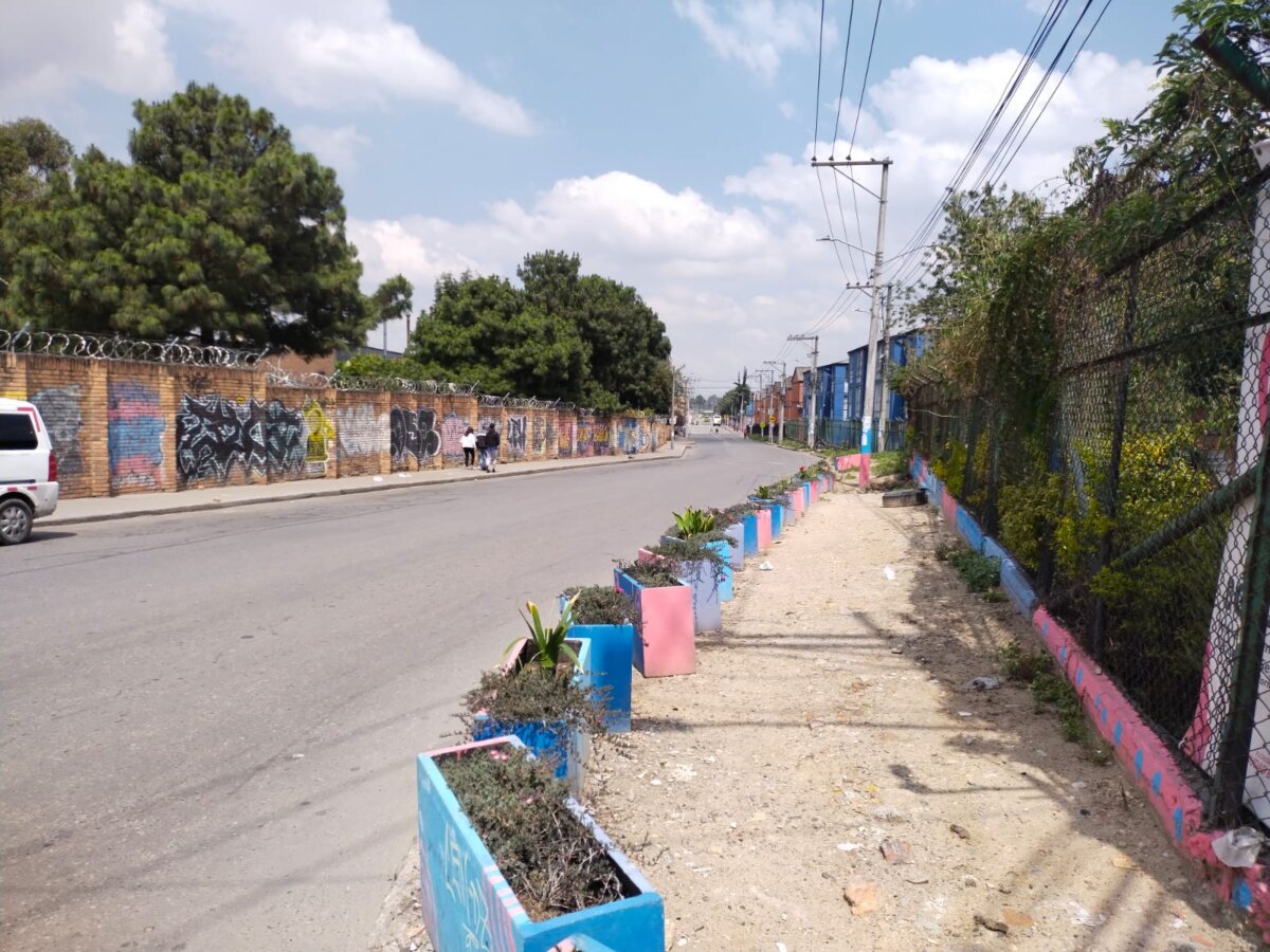 En Ciudad Bolívar: pandilla mató a Jonathan mientras estaba con su esposa Un infame crimen enlutó a los habitantes del barrio Perdomo (Ciudad Bolívar), cuando un grupo de delincuentes decidió arrebatarle la vida a un hombre de 42 que se dirigía hacia su casa con su esposa. Le contamos los detalles.
