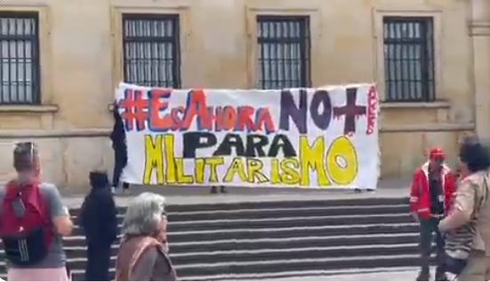 Encapuchados protestaron tras posesión de Carlos Fernando Galán 1 Encapuchados protestaron tras posesión de Carlos Fernando Galán Un grupo de encapuchados llegaron hasta la Plaza de Bolívar para protestar en contra del nuevo alcalde de Bogotá, Carlos Fernando Galán.
