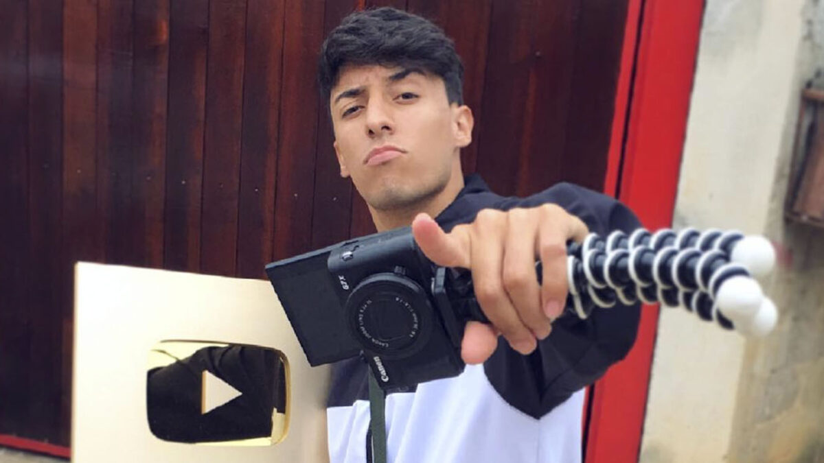 Encuentran cuerpo de reconocido ‘youtuber’ enterrado en casa de un amigo 4 Encuentran cuerpo de reconocido ‘youtuber’ enterrado en casa de un amigo Carlos Henrique Pires Medeiros, conocido como Henrique Medeiros, un popular ‘youtuber’ brasileño de 26 años de edad con 1.77 millones de seguidores en YouTube, fue encontrado muerto y enterrado en el patio trasero de la casa de unos amigos en Itapecerica da Serra, en São Paulo, Brasil.
