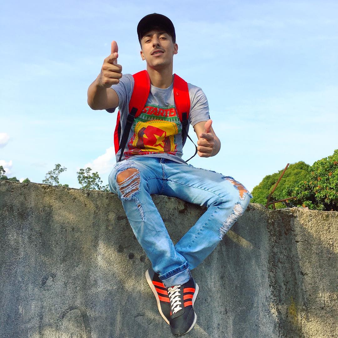 Encuentran cuerpo de reconocido ‘youtuber’ enterrado en casa de un amigo 1 Encuentran cuerpo de reconocido ‘youtuber’ enterrado en casa de un amigo Carlos Henrique Pires Medeiros, conocido como Henrique Medeiros, un popular ‘youtuber’ brasileño de 26 años de edad con 1.77 millones de seguidores en YouTube, fue encontrado muerto y enterrado en el patio trasero de la casa de unos amigos en Itapecerica da Serra, en São Paulo, Brasil.