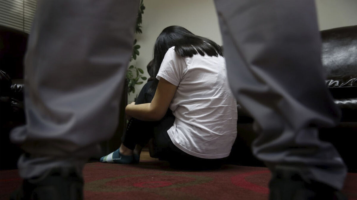 Envían a la cárcel a profesor señalado de abusar de 19 alumnas El profesor es señalado de haber abusado de 19 menores de edad, con edades de entre 6 y 10 años, estudiantes de preescolar y primaria, a quienes dictaba clases en un colegio rural.