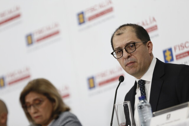 "Falso y difamatorio": Fiscalía arremete contra Petro 1 "Falso y difamatorio": Fiscalía arremete contra Petro La Fiscalía General, en cabeza del Fiscal Francisco Barbosa, respondió de forma vehemente las acusaciones del presidente Gustavo Petro sobre la impunidad sobre las condenas obtenidas por crímenes de firmantes de paz.