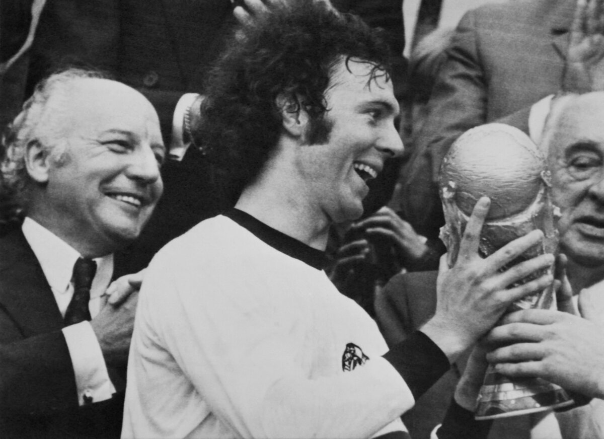 Murió Franz Beckenbauer, leyenda del fútbol mundial, a los 78 años 1 Murió Franz Beckenbauer, leyenda del fútbol mundial, a los 78 años El fútbol internacional está de luto. Franz Beckenbauer, también conocido como 'El Kaiser', falleció este lunes a los 78 años. Es considerado como uno de los mejores jugadores de todos los tiempos.