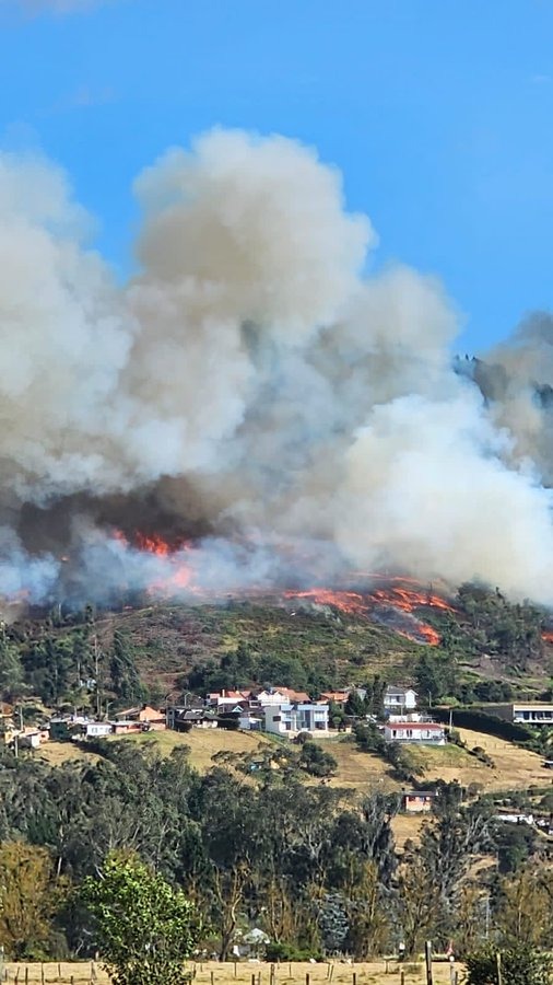 Fuerte incendio en Sopó pone en riesgo varias viviendas del municipio 1 Fuerte incendio en Sopó pone en riesgo varias viviendas del municipio A esta hora se presenta un fuerte incendio en el municipio de Sopó (Cundinamarca), exactamente en la vereda El Chuscal.