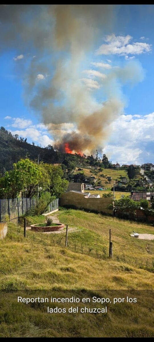 Fuerte incendio en Sopó pone en riesgo varias viviendas del municipio 2 Fuerte incendio en Sopó pone en riesgo varias viviendas del municipio A esta hora se presenta un fuerte incendio en el municipio de Sopó (Cundinamarca), exactamente en la vereda El Chuscal.