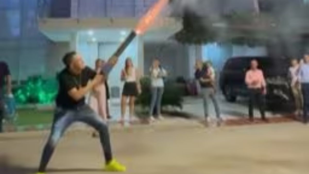 Fuertes críticas a Diego Daza por uso desmedido de pólvora 2 Fuertes críticas a Diego Daza por uso desmedido de pólvora El cantante vallenato dejó en evidencia su comportamiento a través de un video que publicó en sus redes sociales en el que se le ve usar lo que parece un arma artesanal.