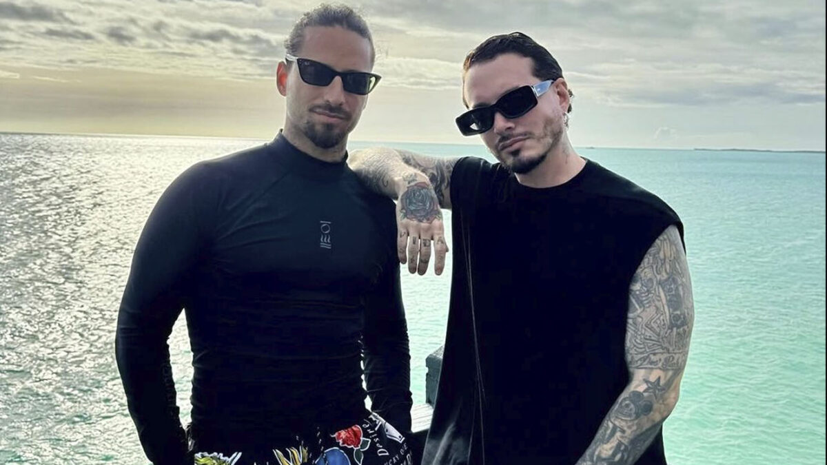 'Gafas Negras': la nueva canción de Maluma y J Balvin Los íconos globales del reguetón lanzaron su segunda colaboración: 'Gafas Negras', tras el éxito de 'Que Pena'.