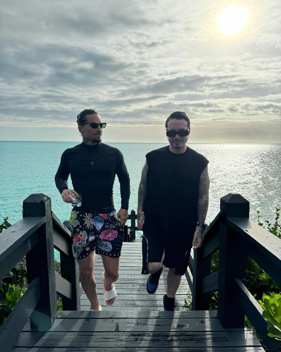 'Gafas Negras': la nueva canción de Maluma y J Balvin 1 'Gafas Negras': la nueva canción de Maluma y J Balvin Los íconos globales del reguetón lanzaron su segunda colaboración: 'Gafas Negras', tras el éxito de 'Que Pena'.