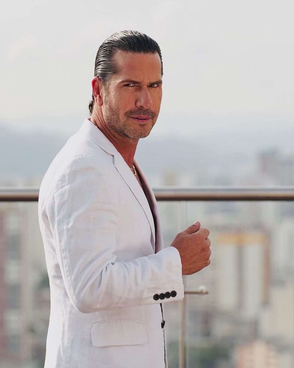 Gregorio Pernía reconoció que tuvo un hijo por fuera del matrimonio, ¿quién es la amante? 1 Gregorio Pernía reconoció que tuvo un hijo por fuera del matrimonio, ¿quién es la amante? El concursante de 'La Casa de los Famosos' México, Gregorio Pernía, compartió una anécdota que ocurrió hace tres años, revelando cómo se enteró de que había tenido un hijo fuera del matrimonio.