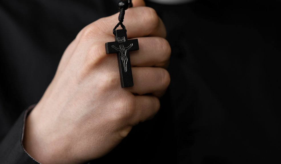 Hallan en zona boscosa a monja que habría sido abusada y torturada Las autoridades de Medellín encontraron a una religiosa amarrada y con aparentes signos de tortura en una zona boscosa de la ciudad de Medellín.
