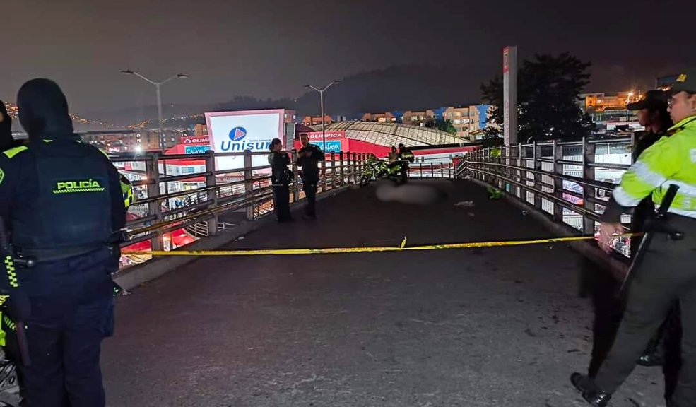 Revelan la identidad del hombre que murió en el puente de la estación de San Mateo Se trata de un adulto mayor, el hombre que falleció la noche de este jueves en el puente de la estación de TransMilenio de San Mateo, Soacha.