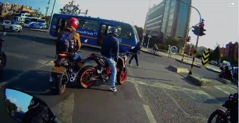 EN VIDEO: Indignante robo en plena calle En un video registraron el indignante robo que se presentó la tarde de este jueves en la Av. Boyacá con calle 167, en la localidad de Suba, donde un motoladrón le rapó el celular a una mujer que caminaba por un cruce peatonal.