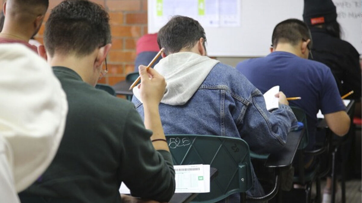 Icfes ajustó las fechas para las pruebas Saber 11 de calendario B 1 Icfes ajustó las fechas para las pruebas Saber 11 de calendario B Respondiendo a las solicitudes de Instituciones Educativas y personas que quieren repetir las pruebas, el
Instituto Colombiano para la Evaluación de la Educación (Icfes), ajustó las fechas del cronograma para pruebas Saber 11 calendario B, Pre Saber y Validación del Bachillerato Académico.