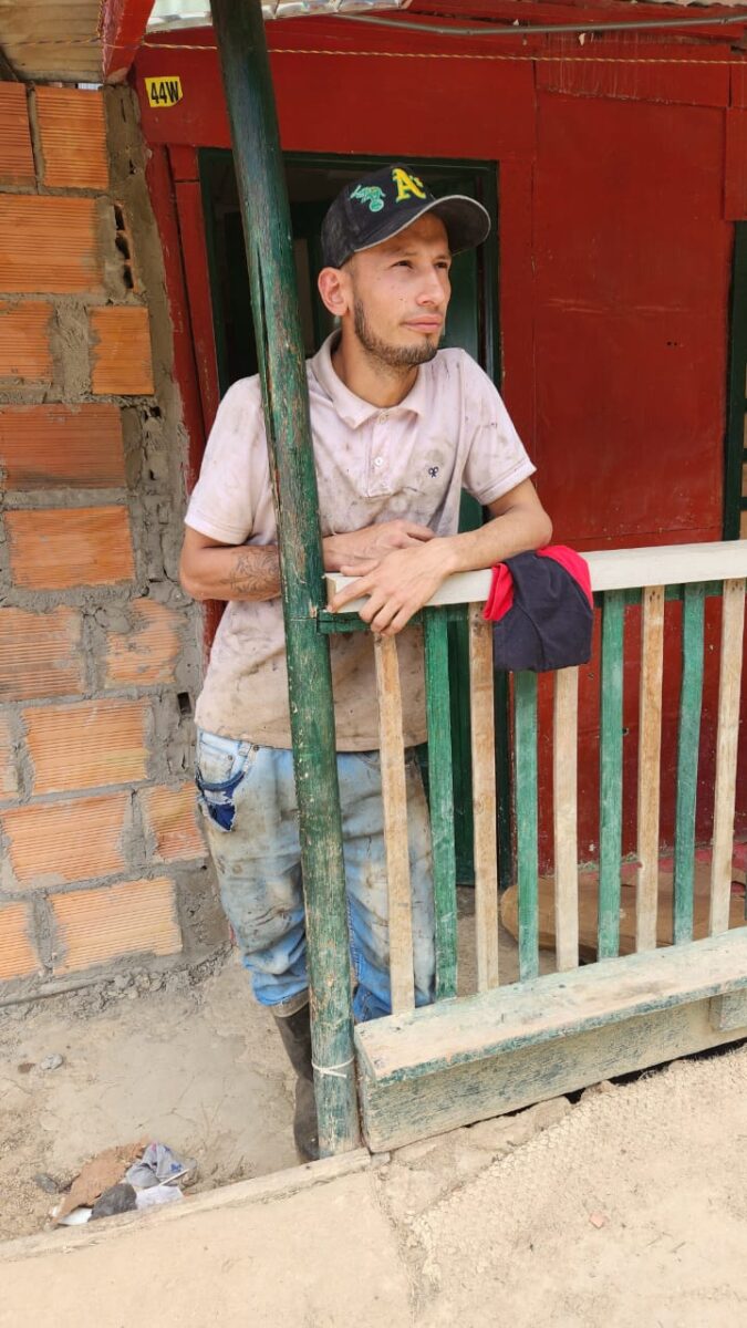 Incendio en Usme: salvaron sus viviendas con baldados de agua, ramas y machete Los habitantes de varios barrios de la localidad de Usme, tuvieron que unirse para extinguir las llamas que amenazaban con llegar a las viviendas que colindan con el Parque Entre Nubes.