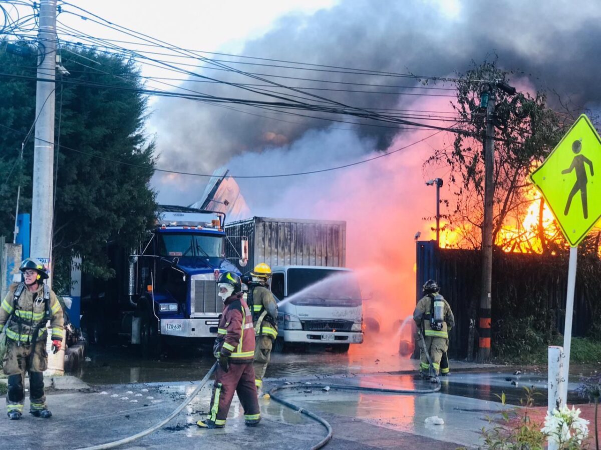Incendio en fábrica de Siberia dejó 3 heridos: autoridades aún trabajan por apagar el fuego 1 Incendio en fábrica de Siberia dejó 3 heridos: autoridades aún trabajan por apagar el fuego El incendio que se presentó en la tarde de este 16 de enero, en una fábrica de la vía Siberia- Cota, dejó tres personas heridas. El cuerpo de bomberos aún se encuentra controlando la emergencia