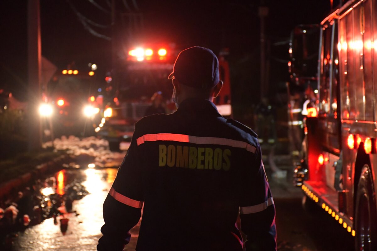 Incendio en fábrica de Siberia dejó 3 heridos: autoridades aún trabajan por apagar el fuego 2 Incendio en fábrica de Siberia dejó 3 heridos: autoridades aún trabajan por apagar el fuego El incendio que se presentó en la tarde de este 16 de enero, en una fábrica de la vía Siberia- Cota, dejó tres personas heridas. El cuerpo de bomberos aún se encuentra controlando la emergencia