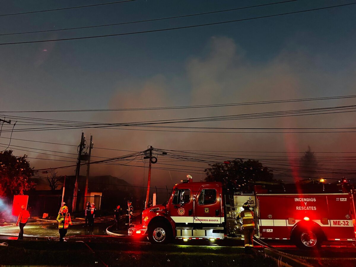 Incendio en fábrica de Siberia dejó 3 heridos: autoridades aún trabajan por apagar el fuego El incendio que se presentó en la tarde de este 16 de enero, en una fábrica de la vía Siberia- Cota, dejó tres personas heridas. El cuerpo de bomberos aún se encuentra controlando la emergencia