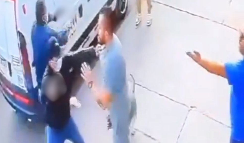 EN VIDEO: Indignante atraco a mano armada en Kennedy 1 EN VIDEO: Indignante atraco a mano armada en Kennedy Tres sujetos que se movilizaban en una moto atracaron de manera violenta a un grupo de personas que se encontraban en el barrio Boitá, de la localidad de Kennedy. Vea el indignante video aquí.