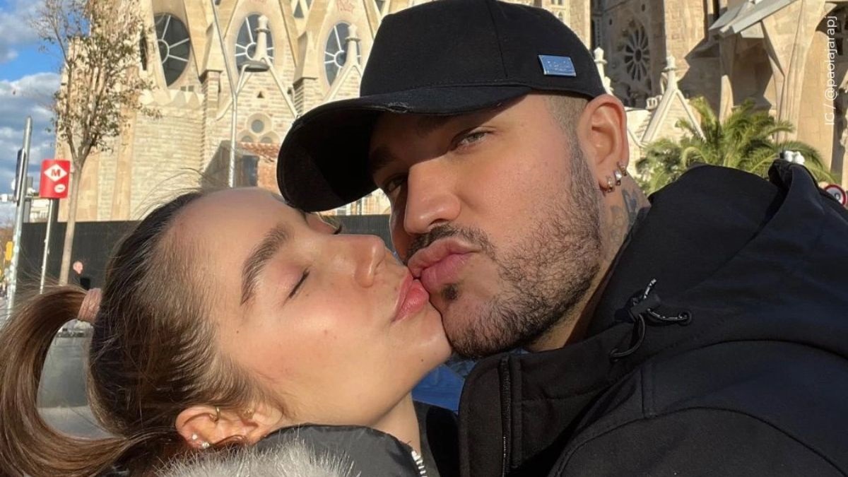 Jessi Uribe se pegó tremendo totazo por tomarle una foto a Paola Jara 6 Jessi Uribe se pegó tremendo totazo por tomarle una foto a Paola Jara Para algunas personas no fue una caída, sino una mala actuación del cantante. ¿Ustedes qué dicen?