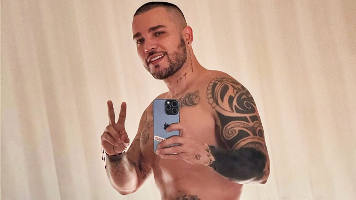 Jessi Uribe tapó con blackout uno de sus tatuajes: ¿cómo era antes? 2 Jessi Uribe tapó con blackout uno de sus tatuajes: ¿cómo era antes? #ZonaRosa El cantante de música popular no quiso ver más en su cuerpo la imagen que tenía en homenaje a su exesposa.