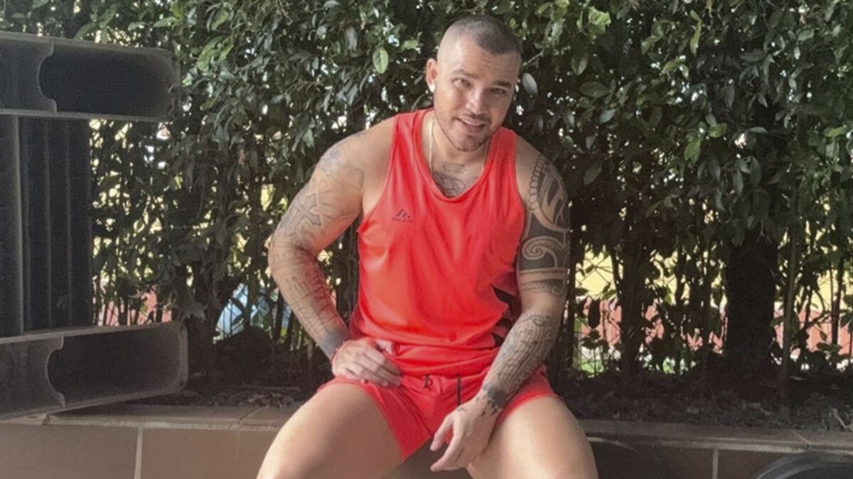 Jessi Uribe tapó con blackout uno de sus tatuajes: ¿cómo era antes? 1 Jessi Uribe tapó con blackout uno de sus tatuajes: ¿cómo era antes? #ZonaRosa El cantante de música popular no quiso ver más en su cuerpo la imagen que tenía en homenaje a su exesposa.