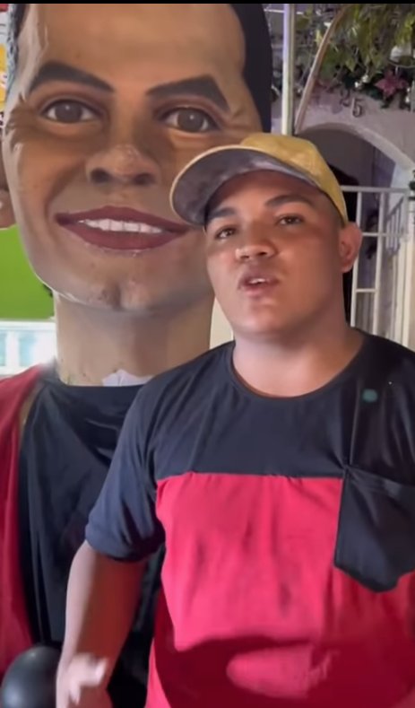 Jhonny Rivera sorprende a fan que le hizo un muñeco gigante Por medio de sus redes sociales, Jhonny Rivera mostró el gran amor que le tiene un fan y lo que es capaz de hacer por él.