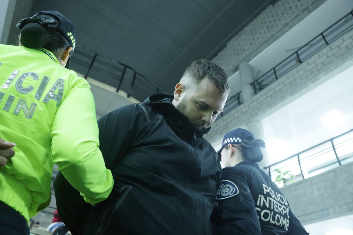 John Poulos asegura que no asesinó a Valentina Trespalacios y "tiene pruebas" 1 John Poulos asegura que no asesinó a Valentina Trespalacios y "tiene pruebas" John Poulos, el presunto feminicida de la Dj Valentina Trespalacios, decidió hablar desde la cárcel La Picota en donde se encuentra recluido. Allí afirmó que tiene pruebas para demostrar su inocencia.