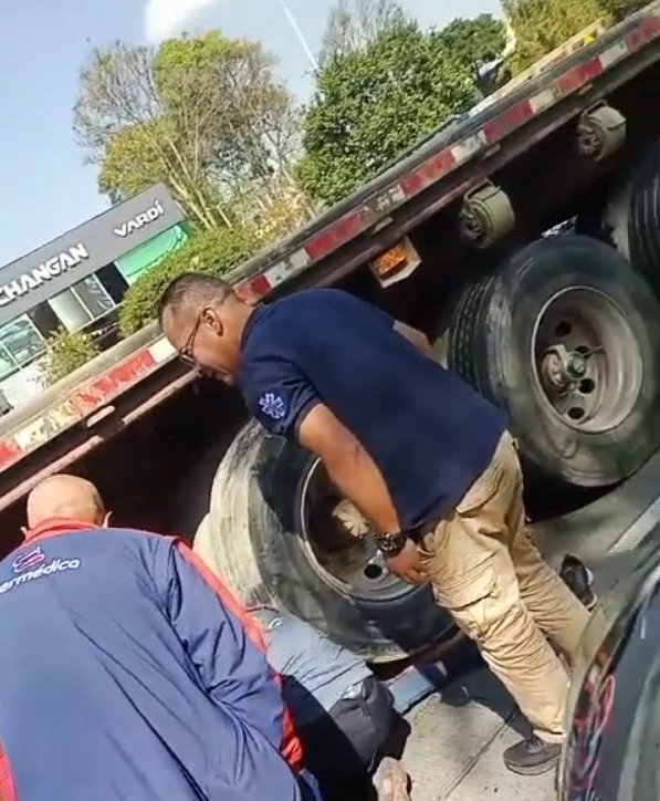 Joven quedó atrapado en las llantas de un camión en la Autopista Norte Un grave accidente se presentó esta mañana en la Autopista Norte, donde un joven que se movilizaba en bicicleta quedó atrapado bajo las llantas de un camión.