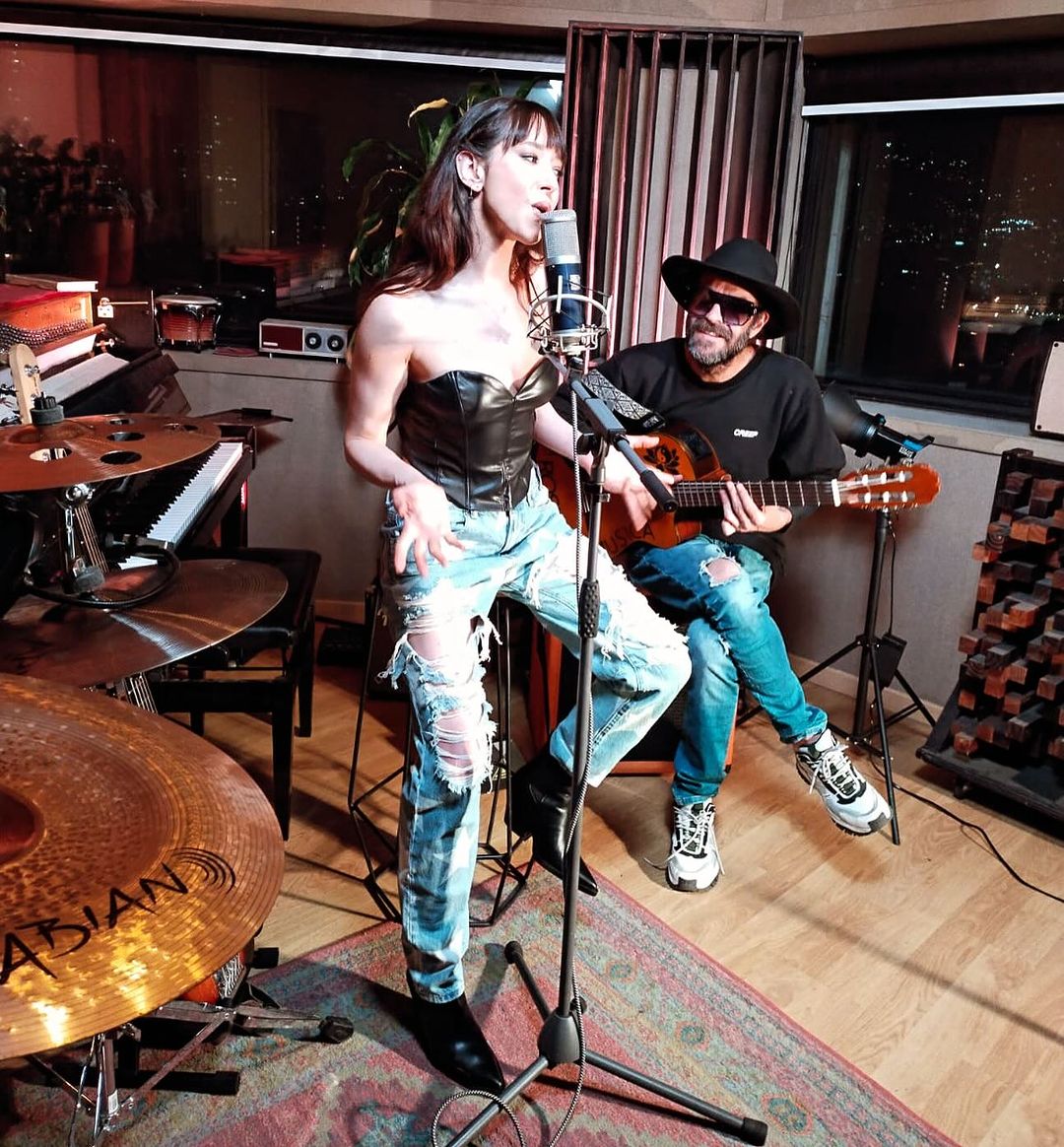 La Música es el lado B de la actriz Sue Posada A Susana Posada la hemos conocido como actriz y de las más tesas, ya que ha hecho personajes tan memorables como el de Zaira en ‘Chica vampiro’. Sin embargo, ahora se nos presenta como la cantante Sue Posada. 