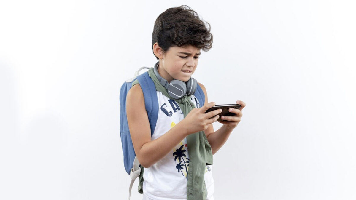 La edad indicada para tener celular Los smartphones son herramientas que facilitan la comunicación, la creación y el entretenimiento, por lo que no es sorprendente que niños y niñas quieran tener uno. Son el juguete de estos tiempos.