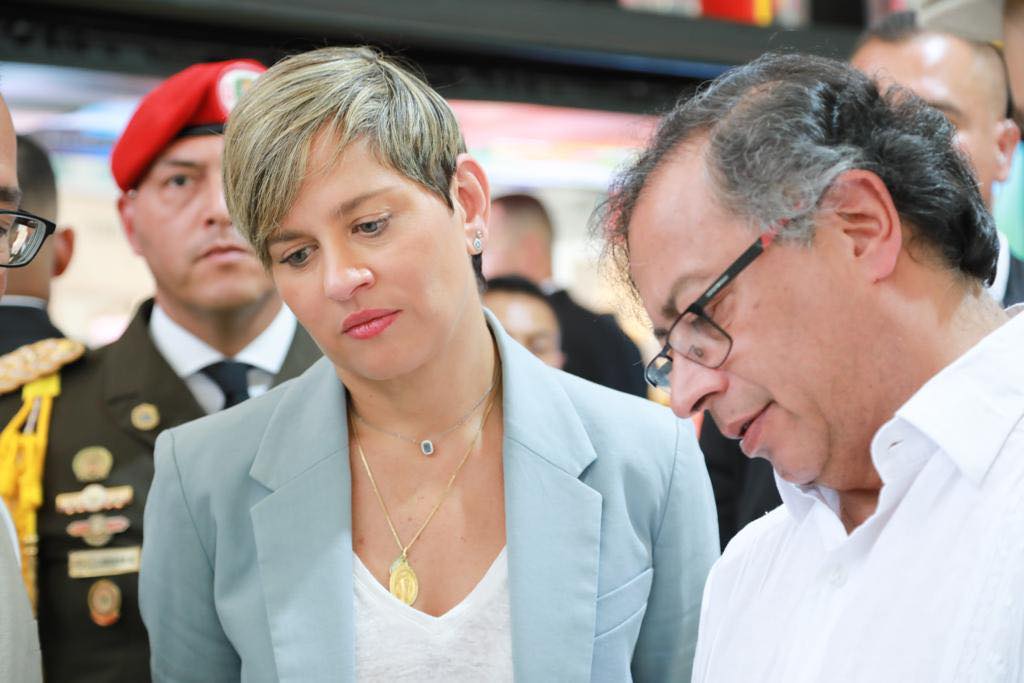 La millonada que gasta el Gobierno en la imagen de Verónica Alcocer 1 La millonada que gasta el Gobierno en la imagen de Verónica Alcocer En una investigación hecha por La Silla Vacía, se conoció que la primera dama, Verónica Alcocer, estaría gastando una millonada en su imagen y viajes en los que la acompaña su mejor amiga.