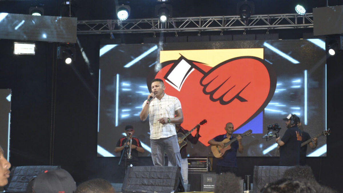 La música lo rescató de la guerrilla y las armas En un país donde escasean las oportunidades laborales y abunda el conflicto armado es común escuchar historias como la de Édison Ramírez, quien hizo parte de una organización al margen de la ley en Putumayo, pero por sus venas no corría sed de muerte y venganza sino música y mucho talento, el mismo que lo convirtió en cantante de música popular.