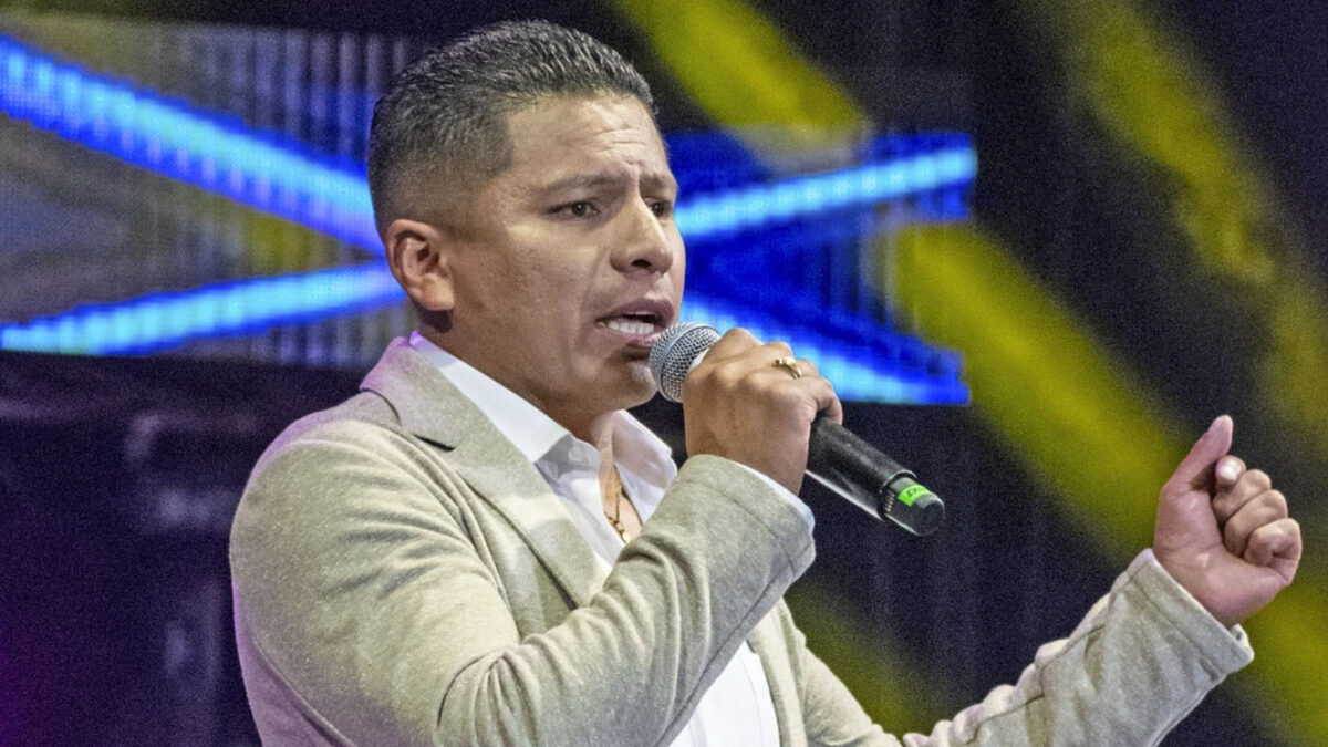 La música lo rescató de la guerrilla y las armas 4 La música lo rescató de la guerrilla y las armas En un país donde escasean las oportunidades laborales y abunda el conflicto armado es común escuchar historias como la de Édison Ramírez, quien hizo parte de una organización al margen de la ley en Putumayo, pero por sus venas no corría sed de muerte y venganza sino música y mucho talento, el mismo que lo convirtió en cantante de música popular.