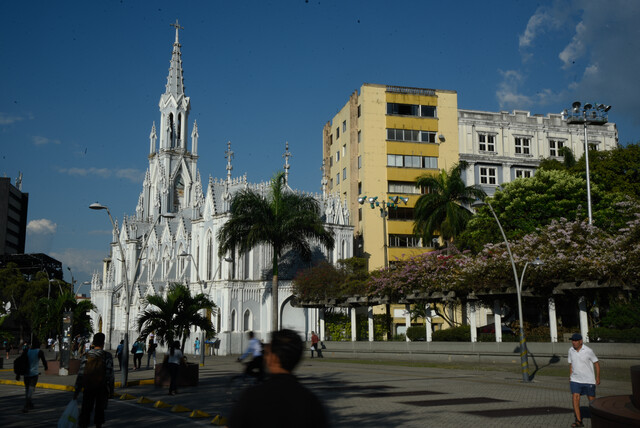 Dos ciudades colombianas hacen parte de las más peligrosas del mundo 1 Dos ciudades colombianas hacen parte de las más peligrosas del mundo Un reciente estudio de World Population Review, una organización conocida por ofrecer estadísticas globales independientes, clasificó las cincuenta ciudades más peligrosas del mundo con base en el índice de homicidios por cada 100 mil habitantes.