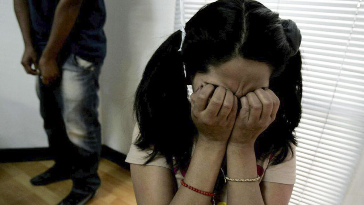 Madre clama justicia por el abuso sexual a una niña en El Amparo Entre lágrimas, una madre relató el abuso sexual del que fue víctima su hija de 7 años, y la angustia en la que se encuentra de solo pensar que el responsable quede en libertad, pues dice que las autoridades no han dado celeridad y además no le han brindado mucha información de cómo avanza el proceso.