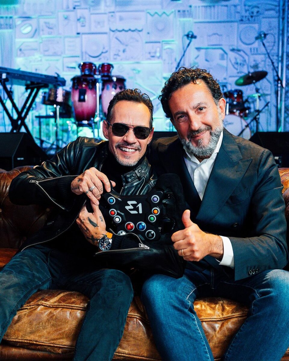 Marc Anthony Sorprende a sus Fans con el lanzamiento de 'Punta Cana' Marc Anthony inició el 2024 con un sorprendente regalo para sus seguidores: el lanzamiento de su nuevo sencillo y video titulado 'Punta Cana', marcando su primera incursión en el contagioso género de la Bachata.