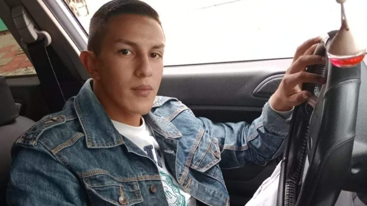 Claman justicia por crimen de Jhon en intento de robo 8 Claman justicia por crimen de Jhon en intento de robo Jhon Alejandro Avendaño intentó esquivar los ataques a puñal que un desalmado le lanzaba de manera despiadada y salvaje. Sin embargo, la maldad de su verdugo logró herirlo de gravedad al provocarle una profunda cortada en el cuello, lo cual bastó para ponerle fin a sus 21 años de vida en una calle del barrio Oasis, en Usme.