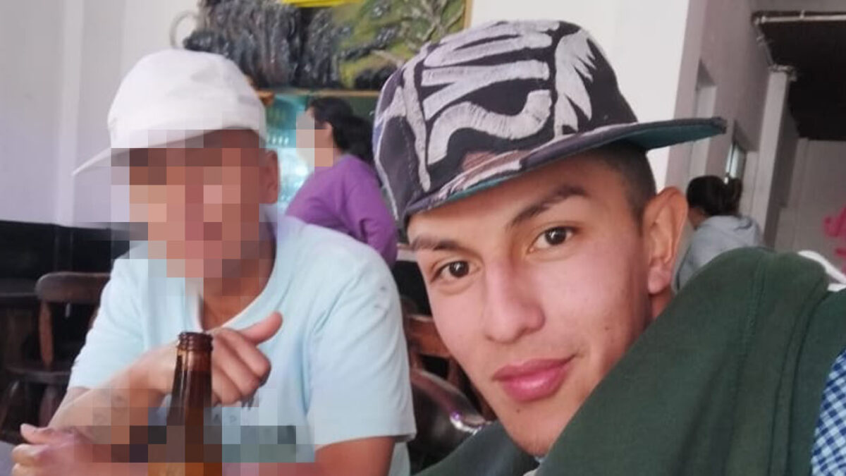 Claman justicia por crimen de Jhon en intento de robo 1 Claman justicia por crimen de Jhon en intento de robo Jhon Alejandro Avendaño intentó esquivar los ataques a puñal que un desalmado le lanzaba de manera despiadada y salvaje. Sin embargo, la maldad de su verdugo logró herirlo de gravedad al provocarle una profunda cortada en el cuello, lo cual bastó para ponerle fin a sus 21 años de vida en una calle del barrio Oasis, en Usme.