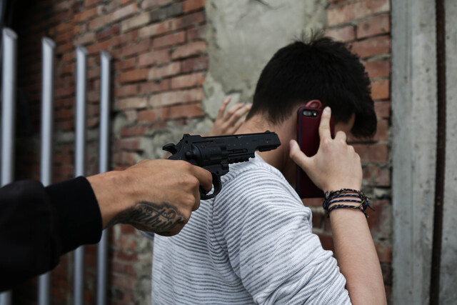 Mensajeros fueron atracados por varios delincuentes en la localidad de Bosa 9 Mensajeros fueron atracados por varios delincuentes en la localidad de Bosa Mientras desarrollaban sus labores, dos empleados de una empresa de mensajería fueron asaltados por al menos cinco delincuentes en el barrio San Bernardino de la localidad de Bosa.