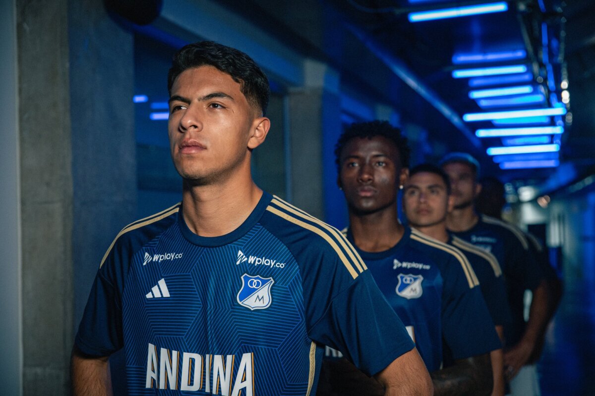 Millonarios estrenará pinta para la Superliga: esta es su nueva camiseta Millonarios presentó su nueva indumentaria para la temporada 2024. La estrenará esta noche (8:00 p.m.), en el partido de vuelta de la Superliga ante Junior en el Campín.