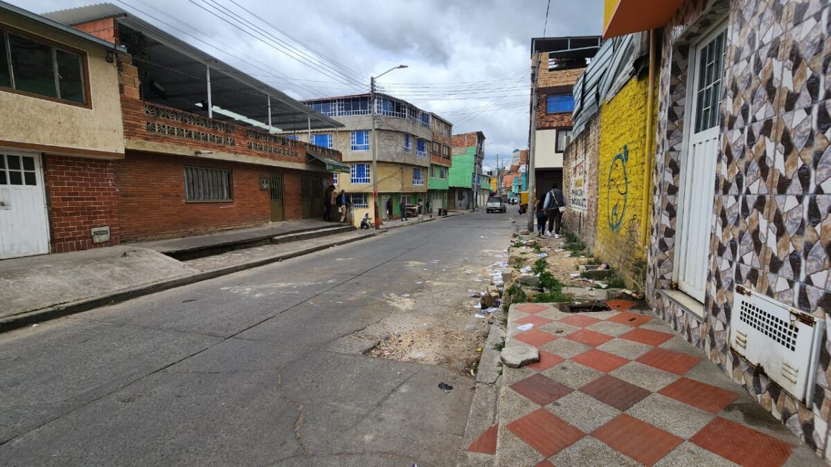Misteriosa muerte de Néstor en accidente de tránsito: su familia pide justicia 2 Misteriosa muerte de Néstor en accidente de tránsito: su familia pide justicia Un camión que transportaba pipetas de gas terminó volcado en una calle del barrio Las Acacias en Ciudad Bolívar, hecho que causó la muerte del conductor Néstor Bojacá Lancheros. Aunque parece un accidente de tránsito, la familia de la víctima cree que no fue así. Le contamos los detalles de este lamentable caso.