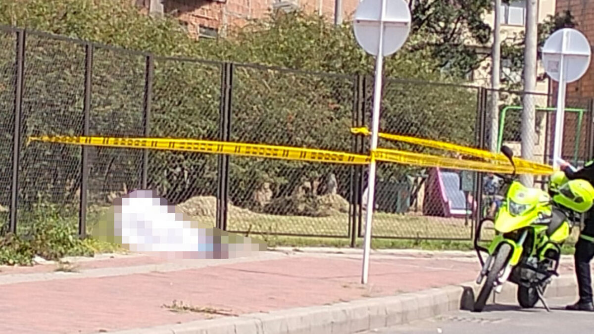 Hallan a un hombre sin vida en Bosa 4 Hallan a un hombre sin vida en Bosa Poco antes del mediodía de ayer, en la localidad de Bosa, una extraña muerte se registró en plena vía pública.
